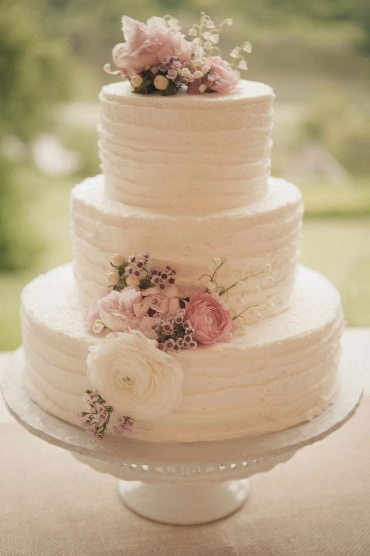 ¿Cómo decorar un pastel de bodas vintage?