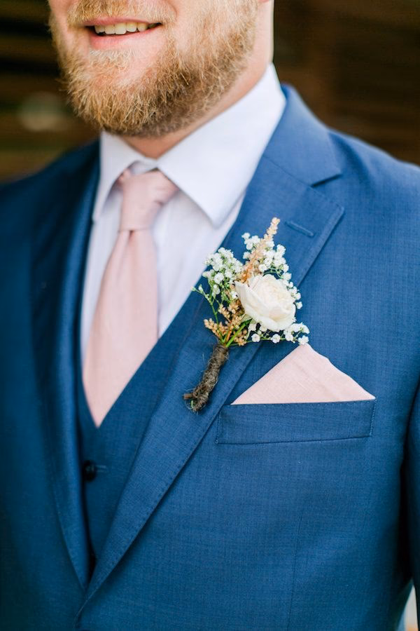 ¿Cuál es el color de la corbata?