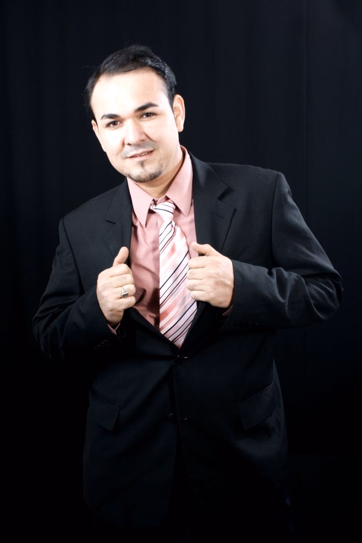 ¿Qué color de camisa combina con traje negro?