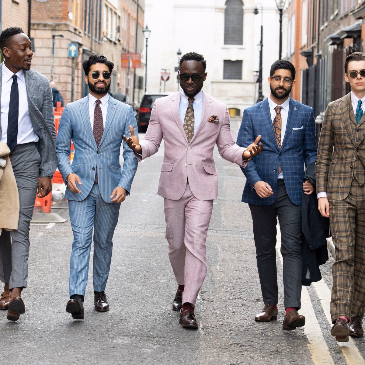 ¿Qué corbata se puede usar con un traje azul?