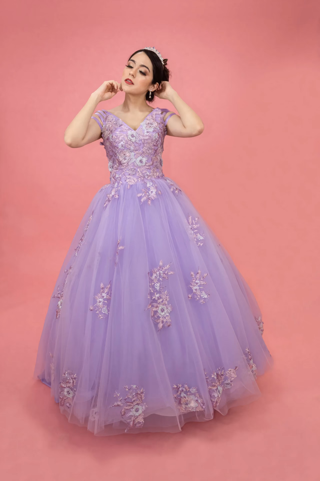 ¿Cómo combinar un vestido lila?