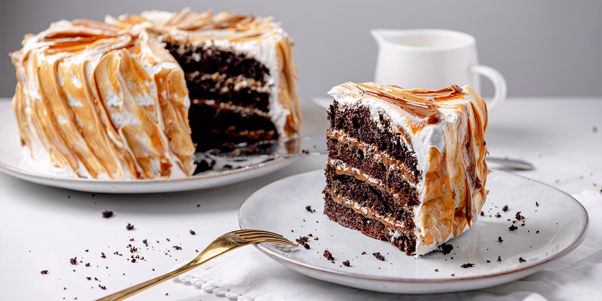 ¿Qué se utiliza para decorar el pastel de chocolate?