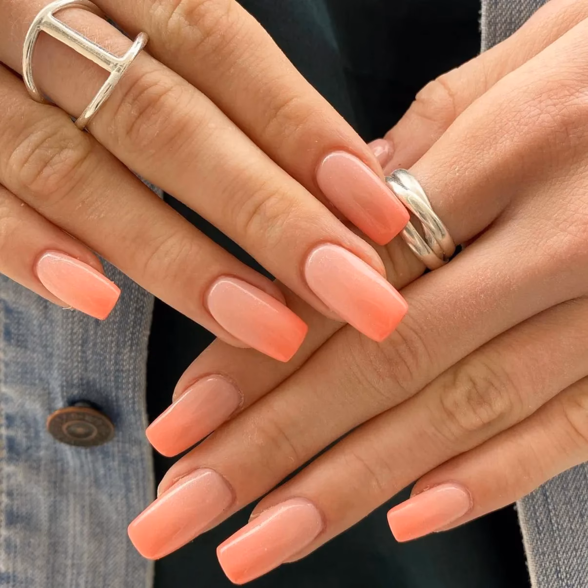 ¿Qué color combina con uñas naranjas?