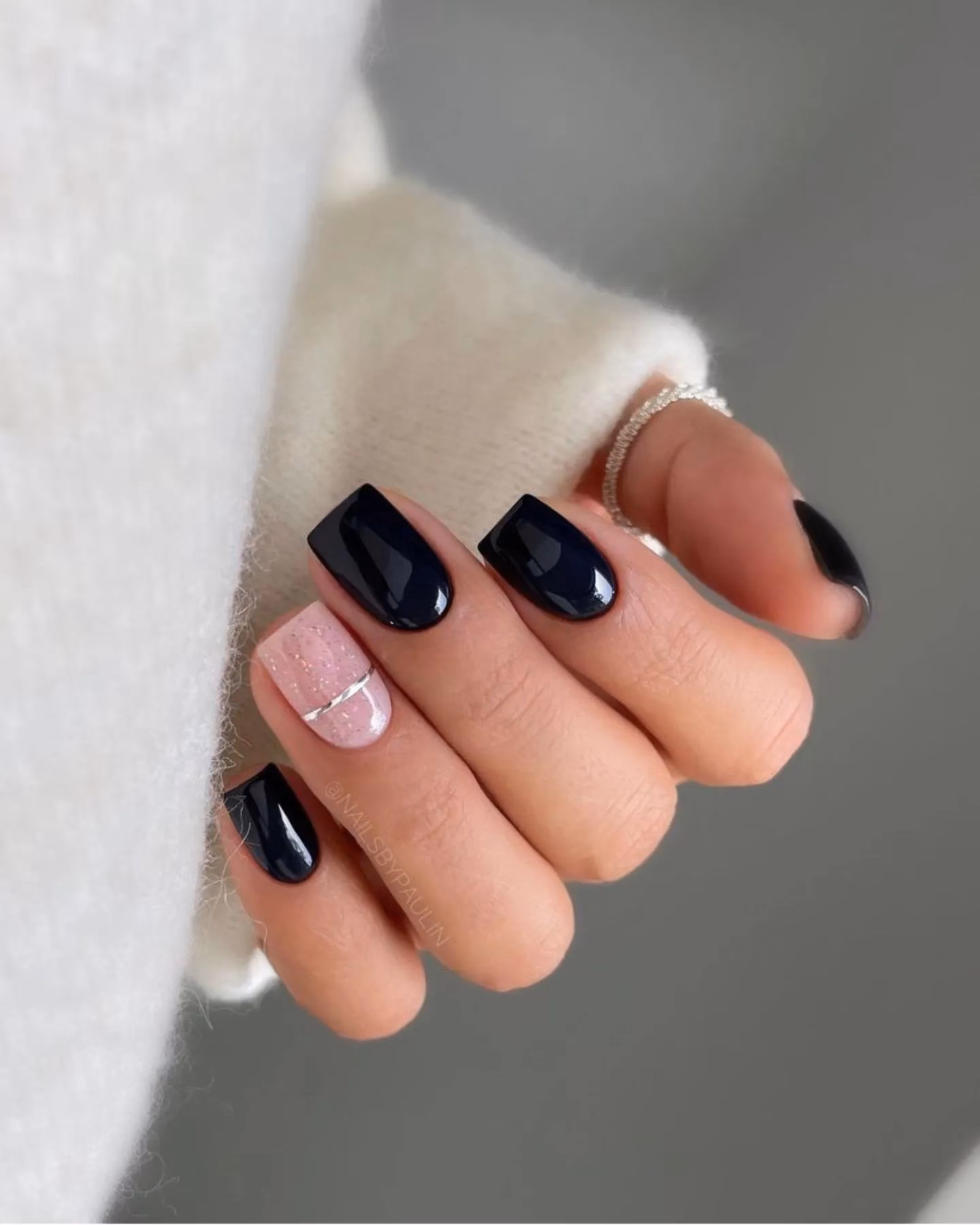 ¿Cómo cuidar las uñas con esmalte negro?
