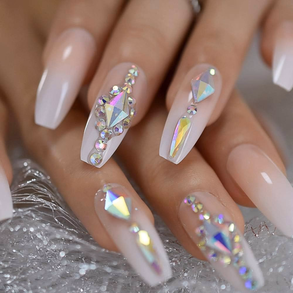 ¿Cómo decorar las uñas con piedras?