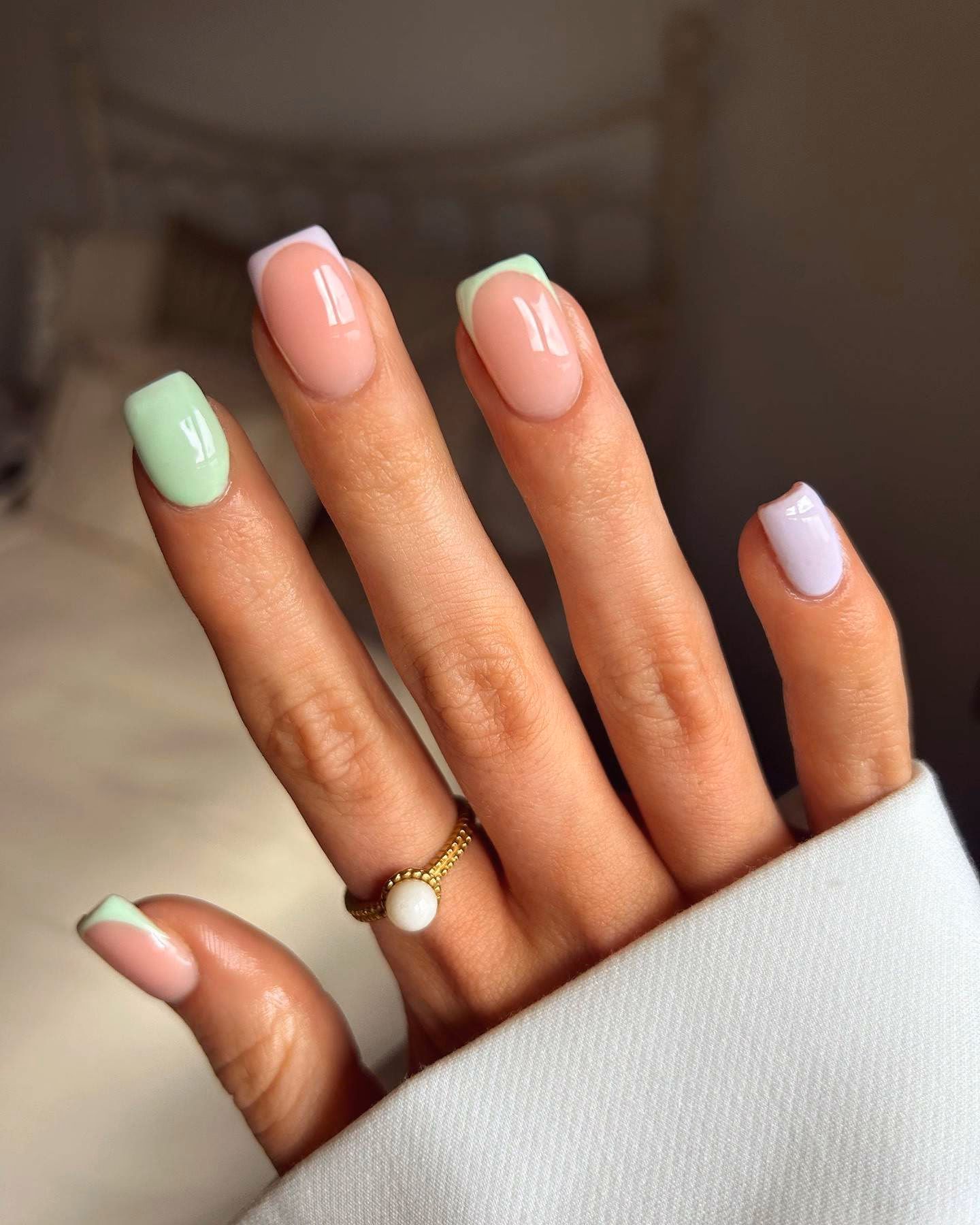 ¿Cómo combinar colores pasteles con uñas cortas?