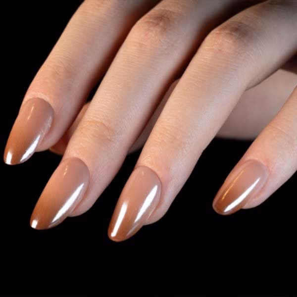 ¿Cómo combinar azul y marrón en las uñas?