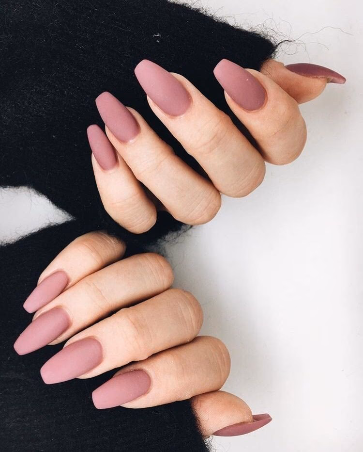 ¿Qué son las uñas con esmalte color rosa?