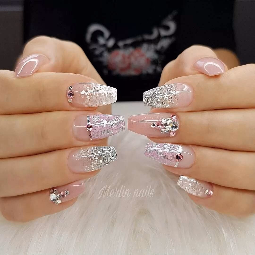 ¿Cómo se pueden resaltar los diseños de uñas en blanco y Rosa?