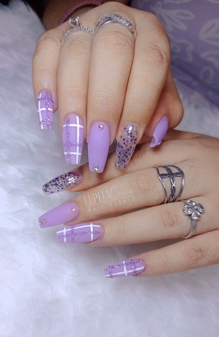 ¿Qué colores combinan con las uñas lilas?