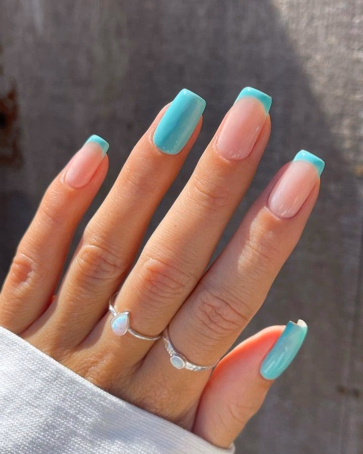 ¿Cuáles son los modelos de uñas pintadas en color turquesa?