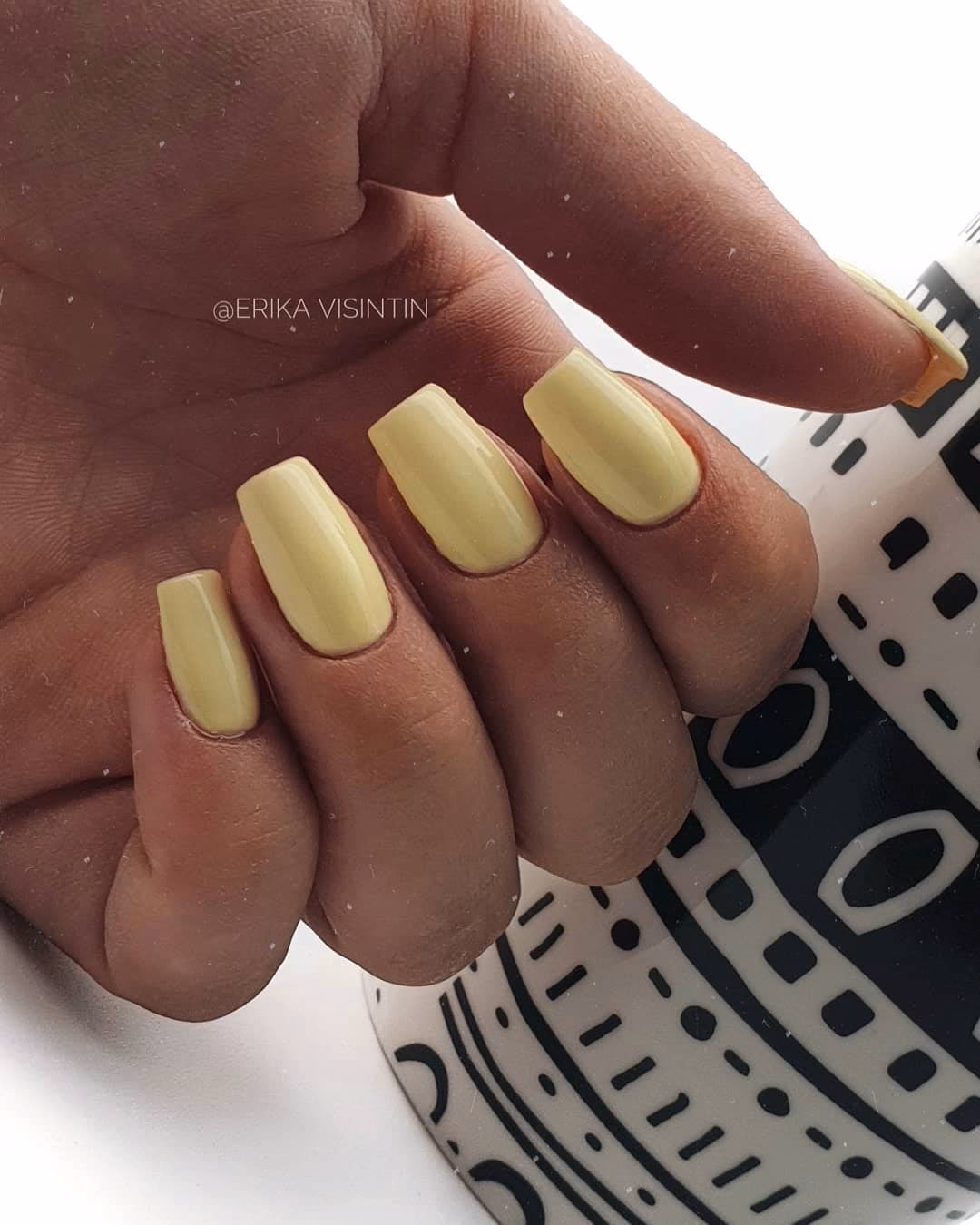 ¿Cómo se pueden usar las uñas amarillo pastel?