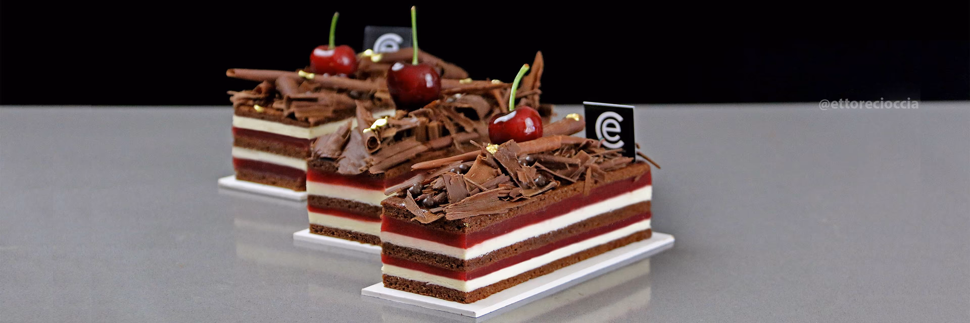 ¿Cómo decorar un pastel con cerezas frescas y rulos de chocolate?