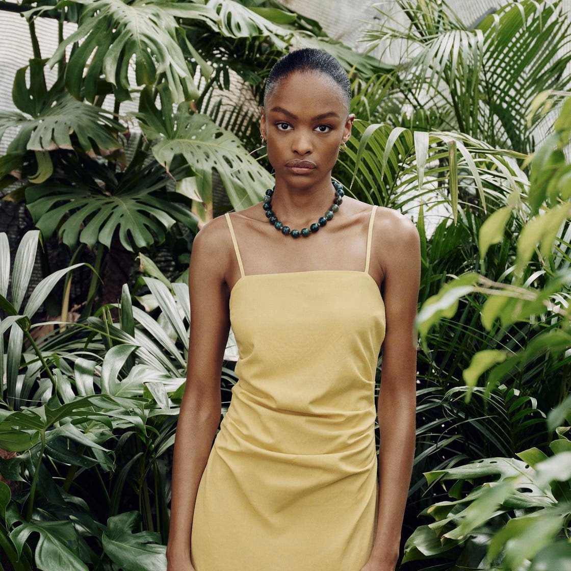 ¿Cuál es el vestido amarillo mantequilla de Zara?