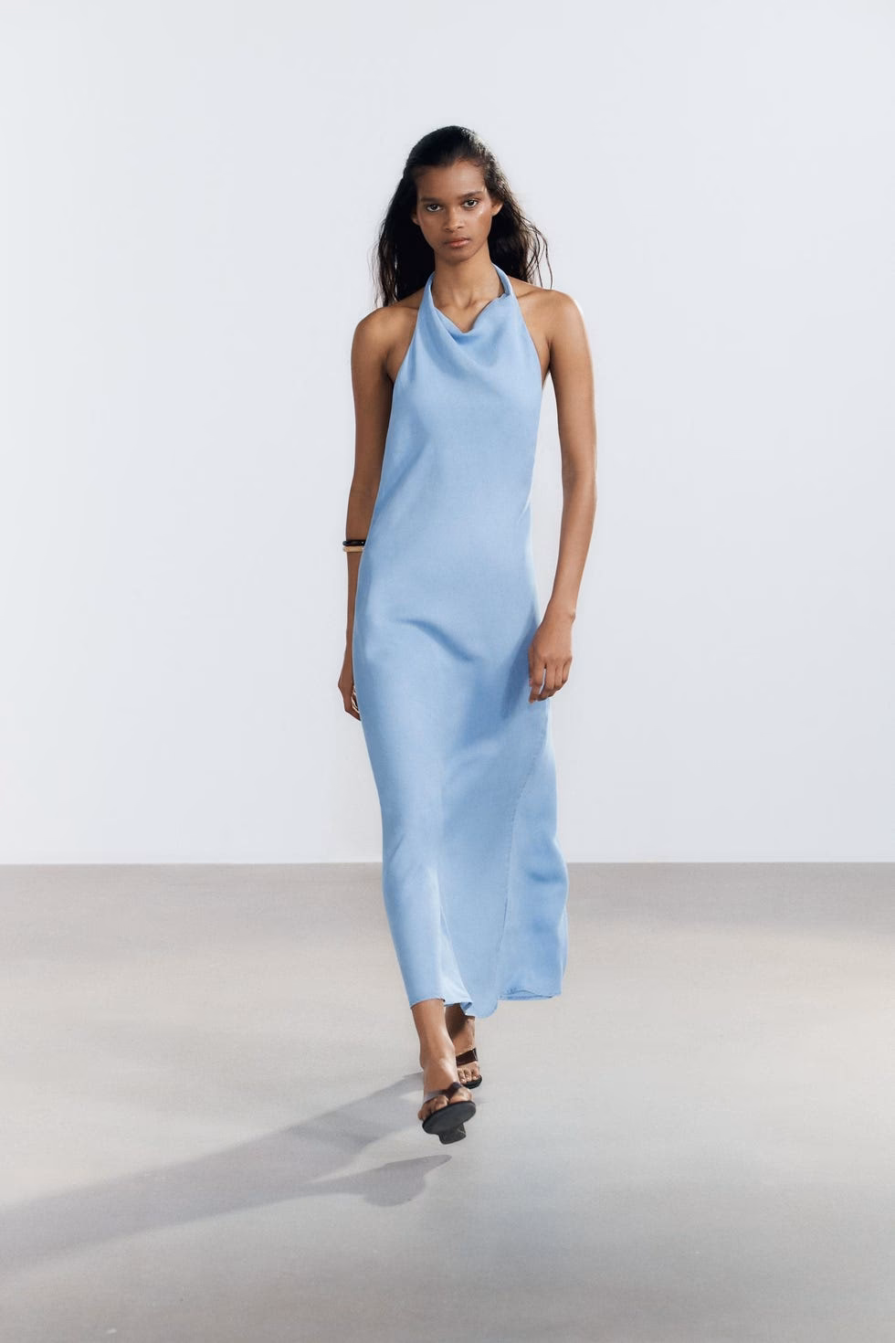 ¿Cuál es el vestido azul de Zara para estrenar la primavera?