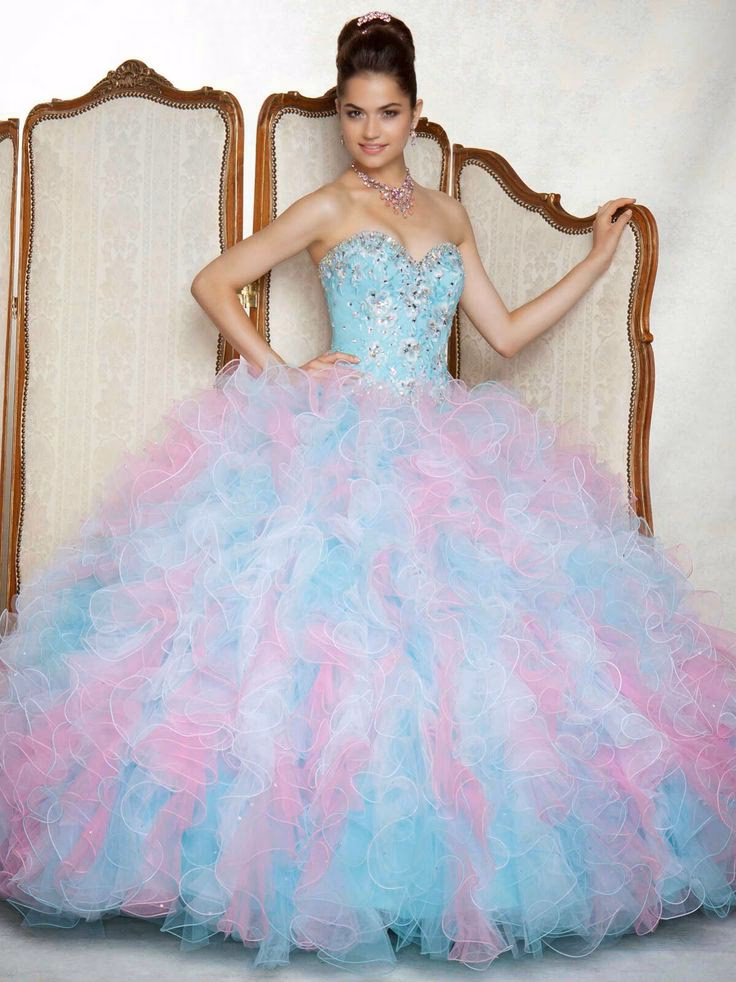 ¿Qué color combina con los vestidos de XV años estilo princesa?