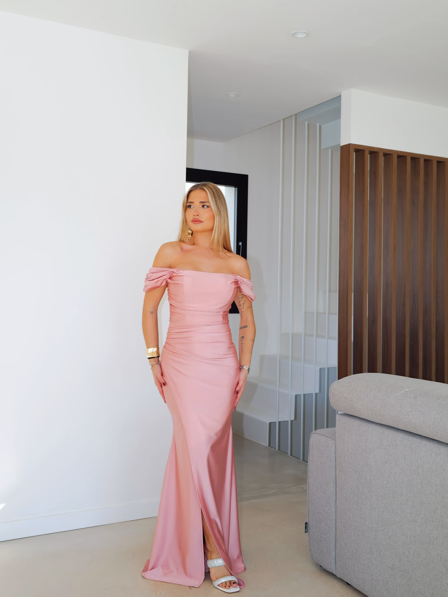 ¿Cómo elegir un vestido rosa largo?